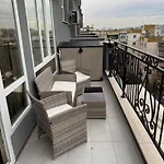 Beautiful 2bd With Large Terrace And Free Parking アパート