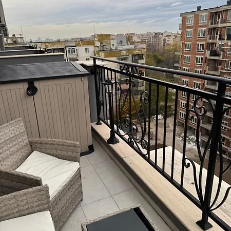 Beautiful 2bd With Large Terrace And Free Parking Lägenhet